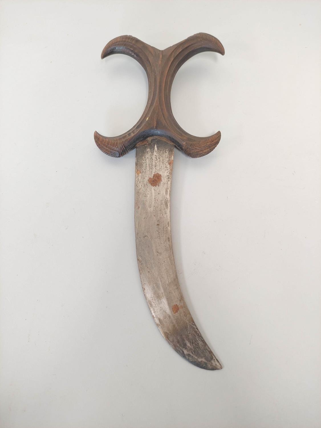 A Sudanese Beja dagger with sharply curving blade and characteristic X-form carved wooden handle - Image 3 of 7