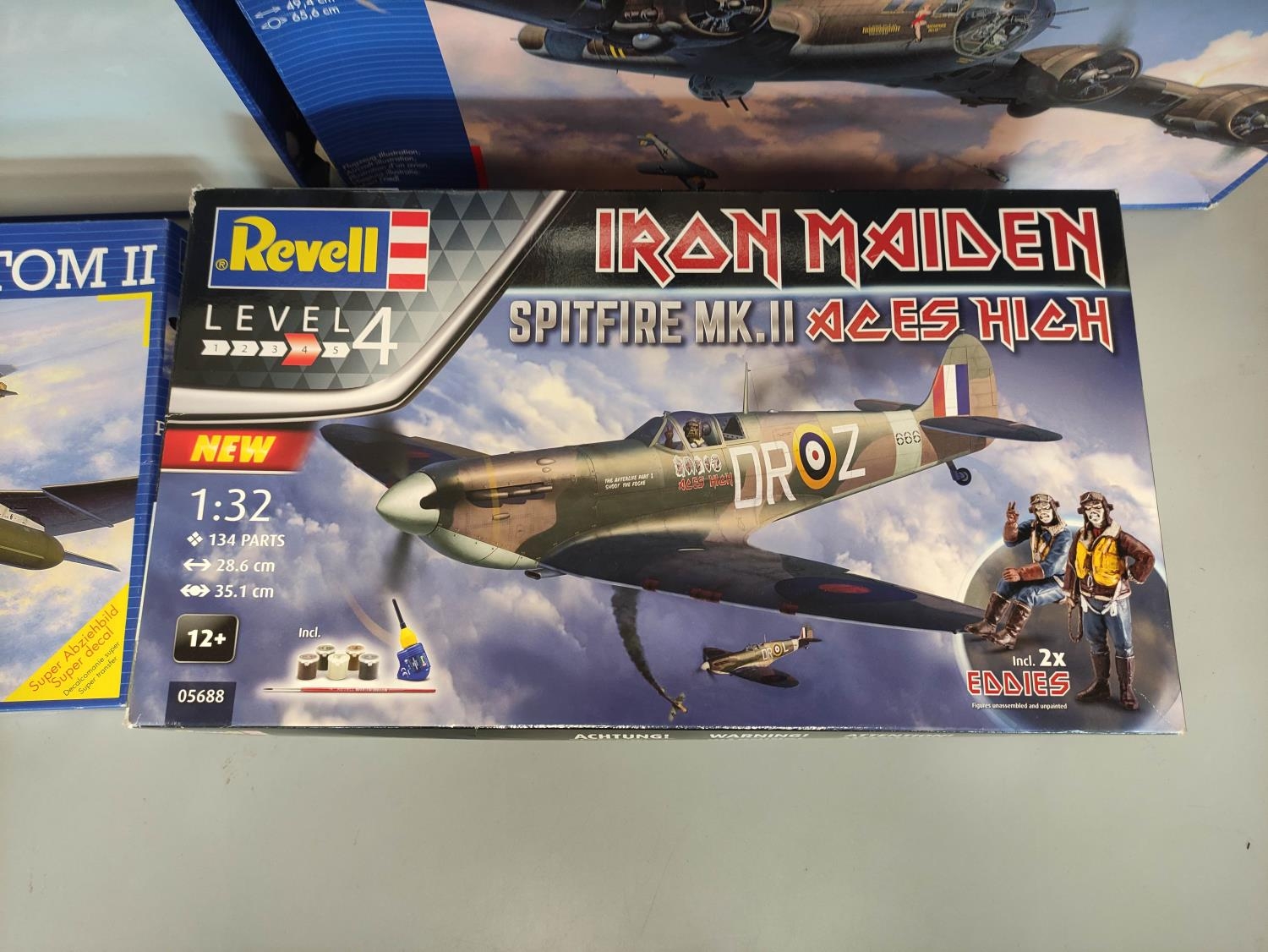 Revell. Boxed model aviation construction kits to include a De Havilland Mosquito Mk IV 04758, B-17F - Image 4 of 6