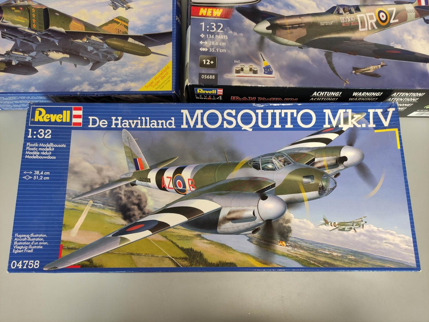 Revell. Boxed model aviation construction kits to include a De Havilland Mosquito Mk IV 04758, B-17F - Image 2 of 6