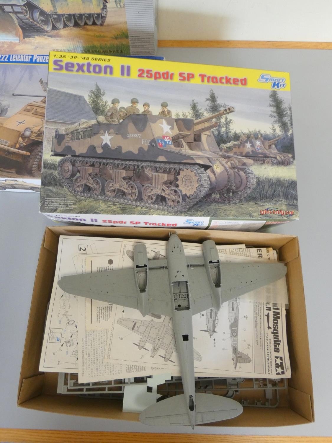 Five 1:35 scale boxed model construction kits to include a Trumpeter British Challenger 2 MBT 00345, - Image 7 of 7