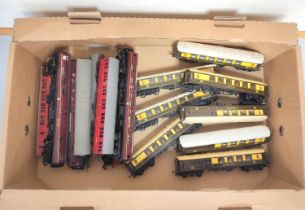 Tri-Ang. Box containing a large collection of 00 gauge rolling stock to include eight Pullman