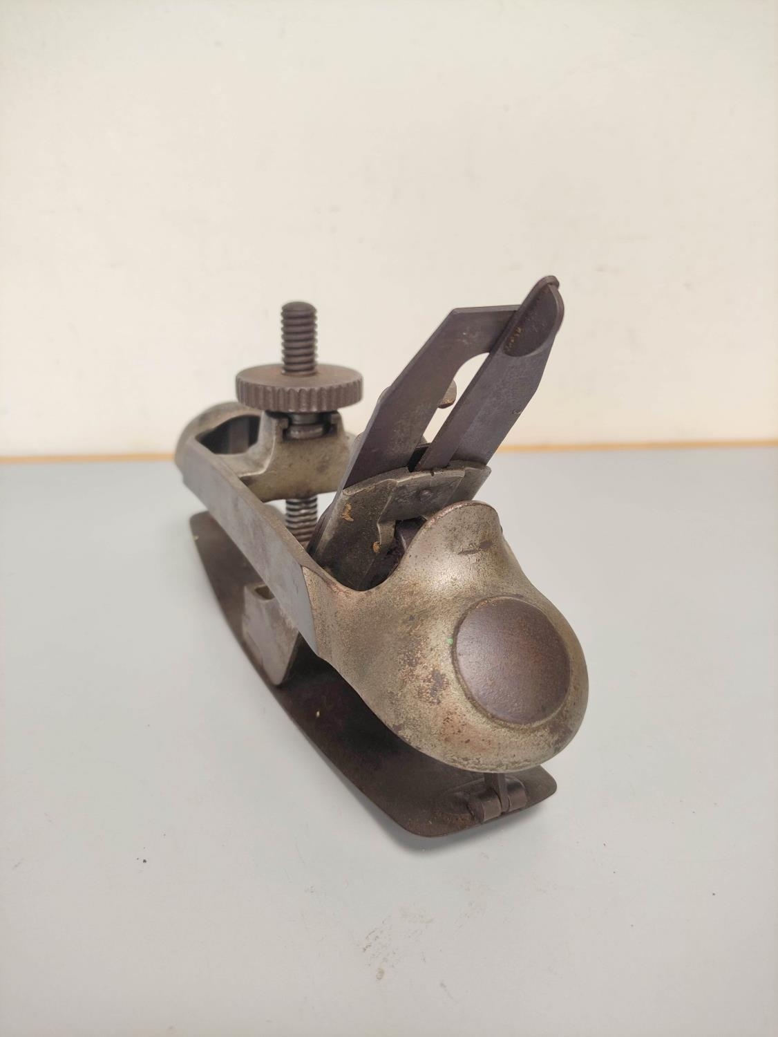 A fine early 20th century Stanley No.20 compass/contour woodworking plane. - Image 3 of 5