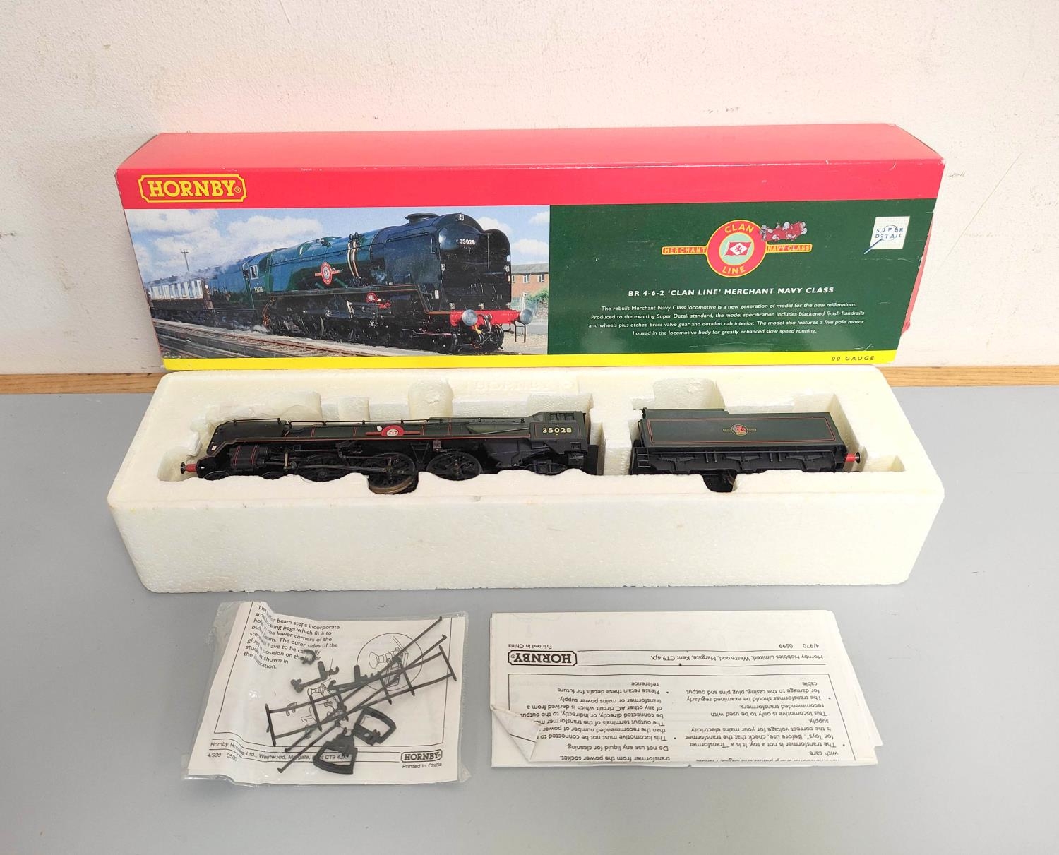 Hornby Railways. BR Merchant Navy Class 4-6-2 locomotive and tender no 35028 'Clan Line' in green