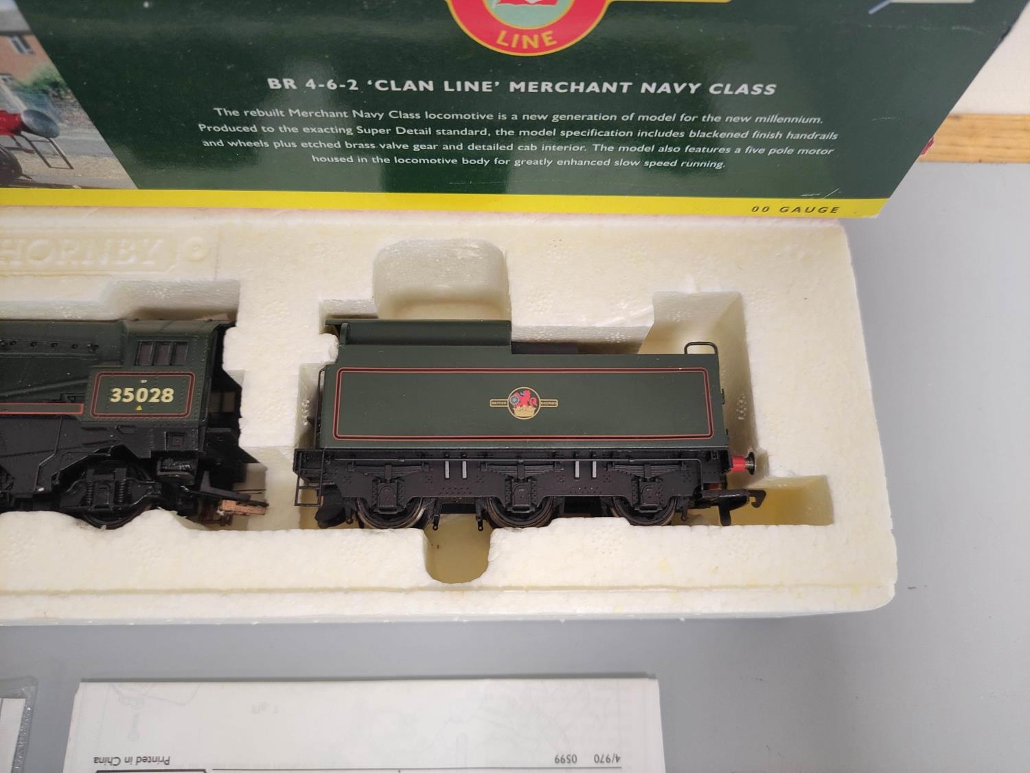 Hornby Railways. BR Merchant Navy Class 4-6-2 locomotive and tender no 35028 'Clan Line' in green - Image 3 of 5