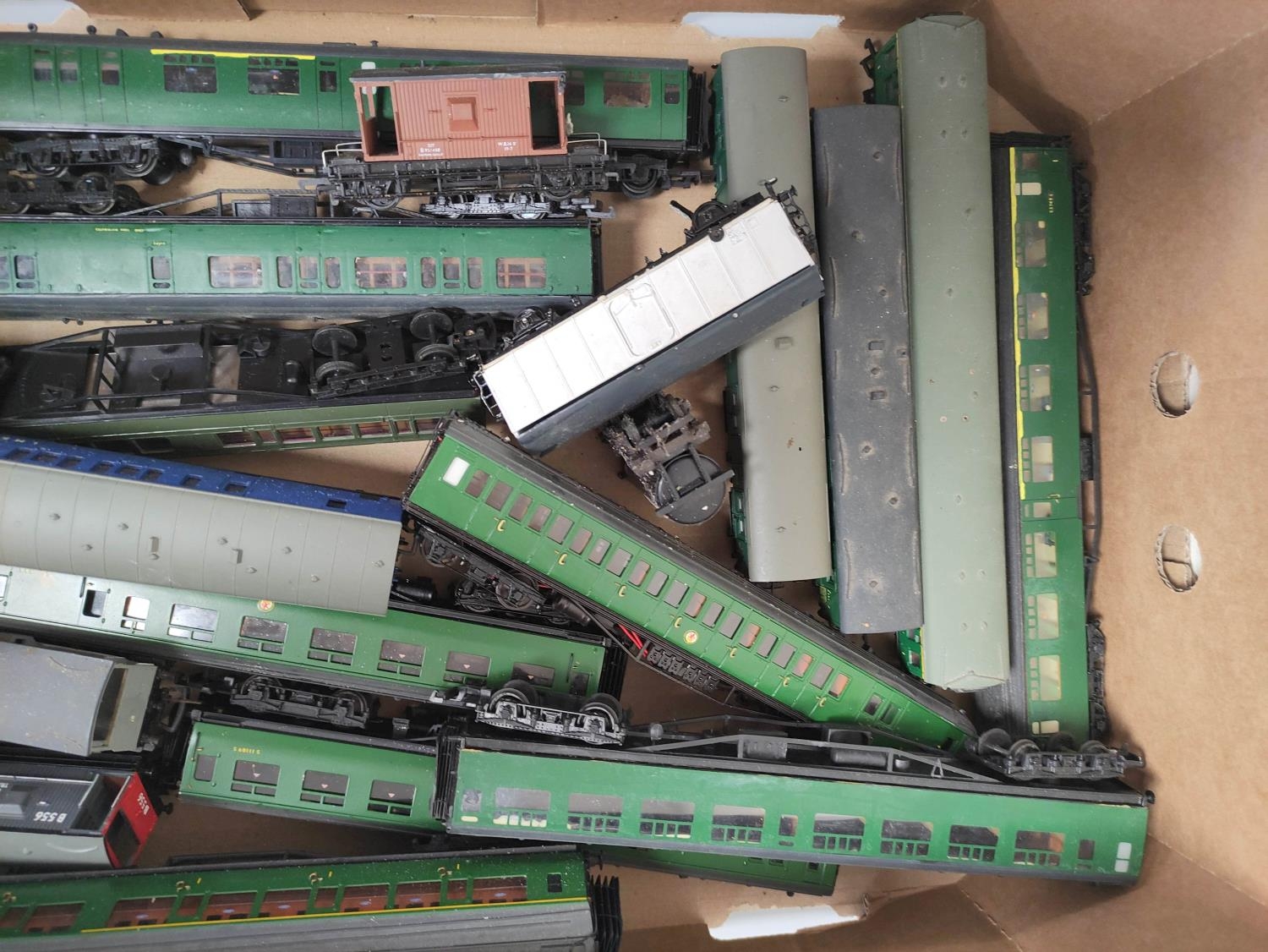 Box containing a large collection of 00 gauge rolling stock to include a Mk1 Buffet Restaurant Car - Image 3 of 6