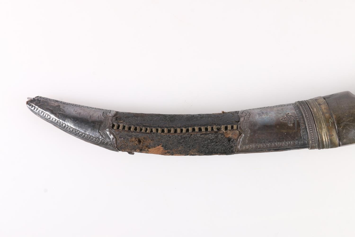 Indian Arabic jambiya dagger having curved 21cm long blade, horn handle, possibly Rhino horn, - Image 8 of 8