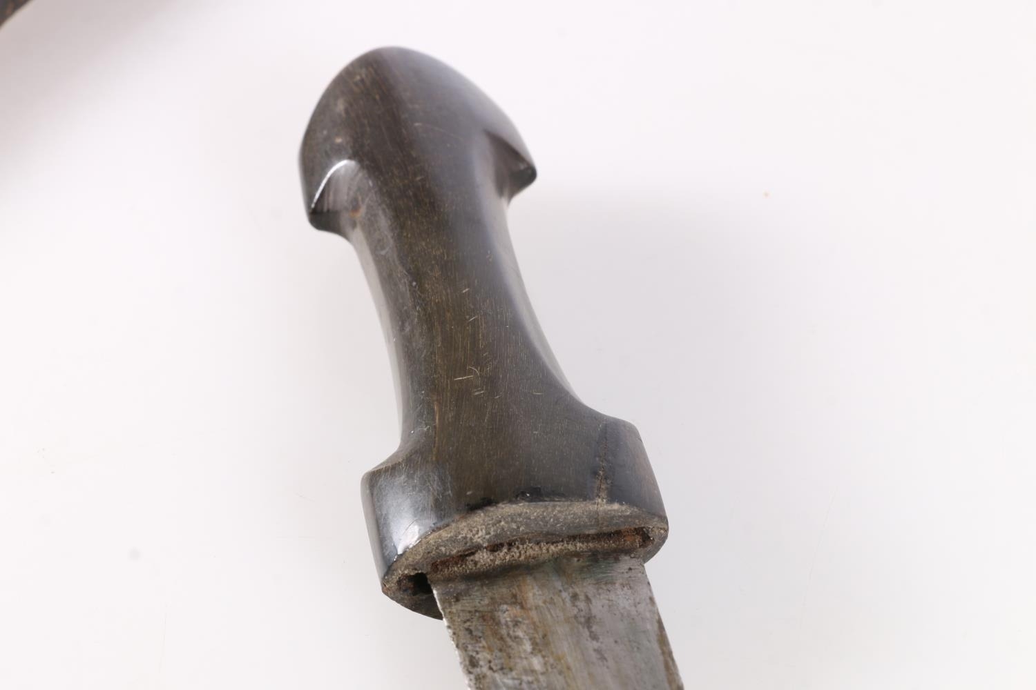 Indian Arabic jambiya dagger having curved 21cm long blade, horn handle, possibly Rhino horn, - Image 7 of 8