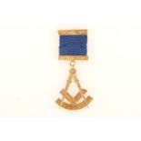 9ct gold Masonic jewel of compass form, inscribed verso 'LODGE THORNTREE NO512 PRESENTED TO BRO ALEX