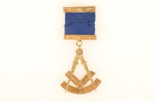 9ct gold Masonic jewel of compass form, inscribed verso 'LODGE THORNTREE NO512 PRESENTED TO BRO ALEX