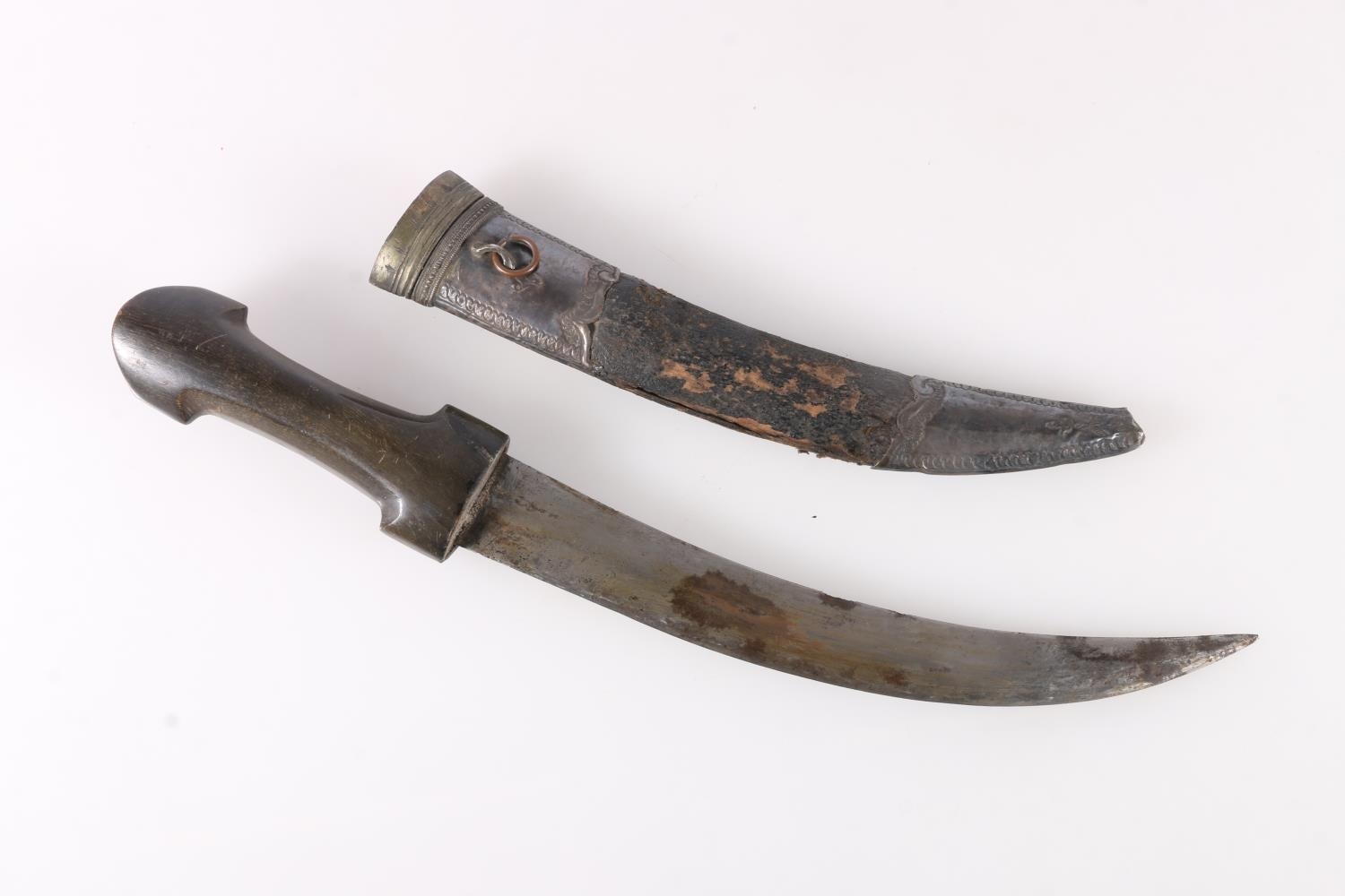 Indian Arabic jambiya dagger having curved 21cm long blade, horn handle, possibly Rhino horn, - Image 2 of 8