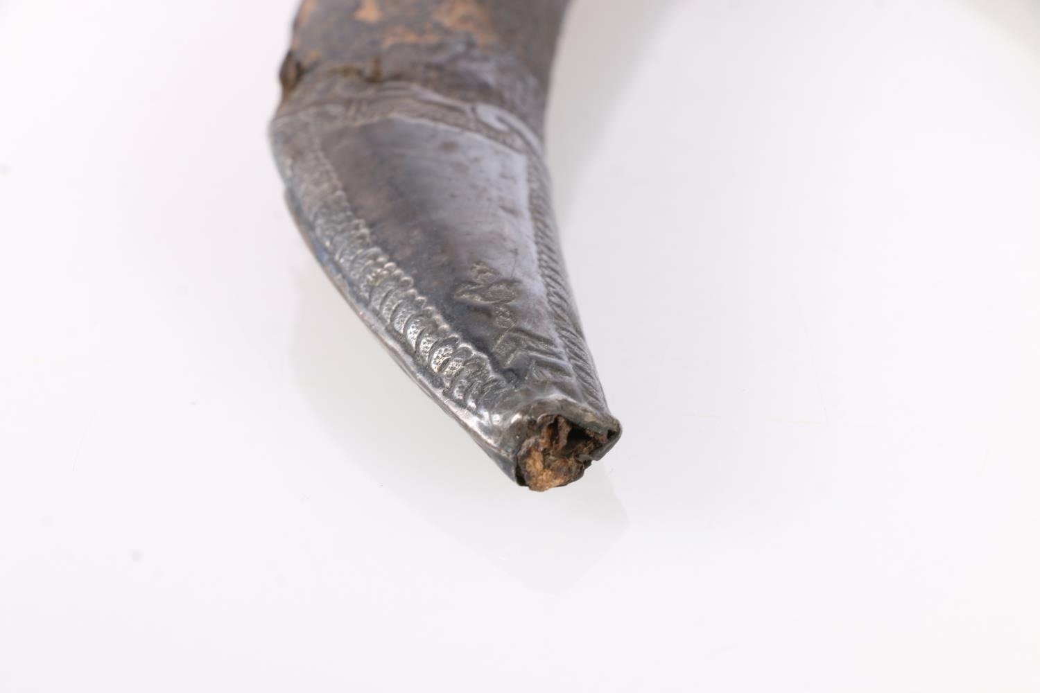 Indian Arabic jambiya dagger having curved 21cm long blade, horn handle, possibly Rhino horn, - Image 6 of 8