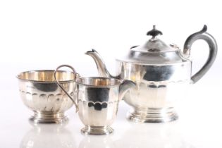 George V silver three-piece set, consisting of teapot, milk and sugar, Emile Viner, Sheffield