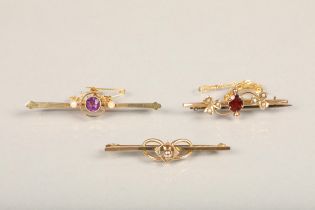 15ct gold amethyst and seed pearl bar brooch, 2.9g, a 9ct gold bar brooch 1.3g, 9ct gold bar