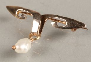 Murrle Bennett 9ct yellow gold bar brooch with pearl, 2.3 grams.