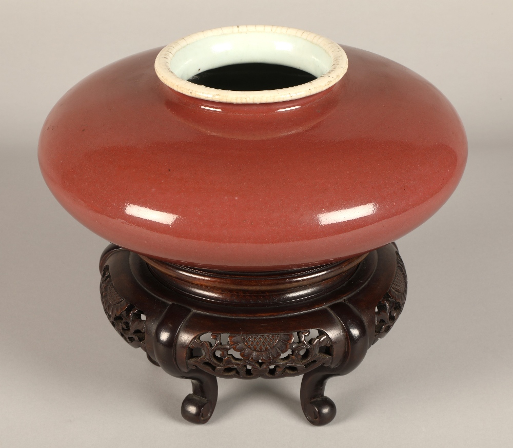 Chinese porcelain red squat vase on hardwood carved stand 10 cm high (not including stand). - Image 2 of 10
