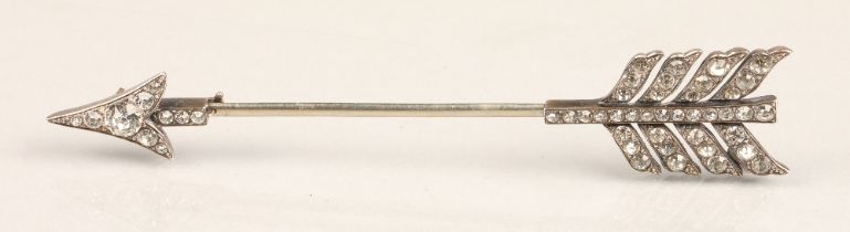 Silver brooch in the form of an arrow, 10cm long.