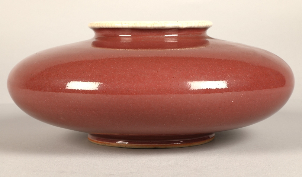 Chinese porcelain red squat vase on hardwood carved stand 10 cm high (not including stand). - Image 3 of 10