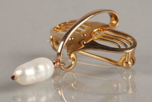 Murrle Bennett 15ct yellow gold brooch/pendant with pearl, 3.9 grams.