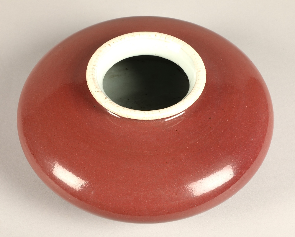 Chinese porcelain red squat vase on hardwood carved stand 10 cm high (not including stand). - Image 7 of 10