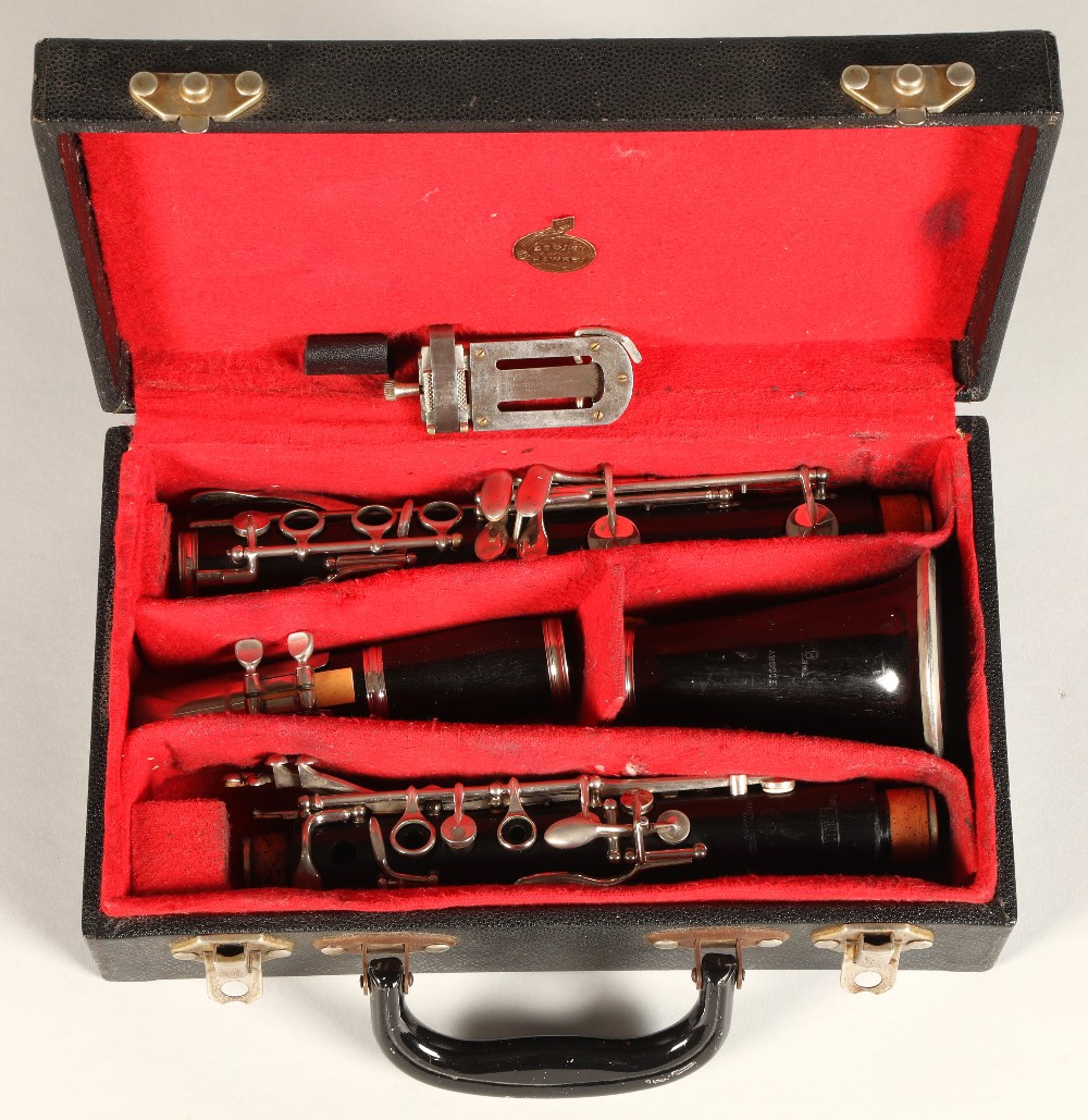 Boosey and Hawkes 'The Edgeware' Clarinet, seriel number 136637, with French reed cutter in fitted