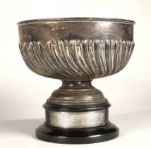 Large Silver Walker & Hall Presentation bowl, assay marked Sheffield 1901, 31 cm diameter,  with