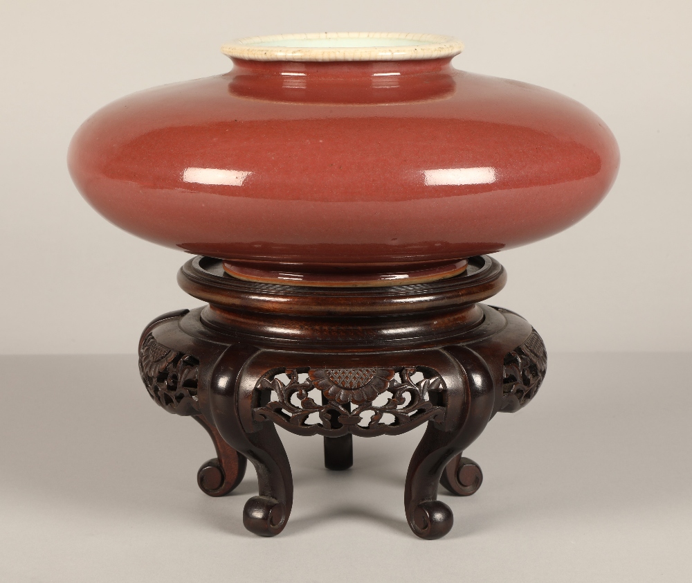Chinese porcelain red squat vase on hardwood carved stand 10 cm high (not including stand). - Image 10 of 10