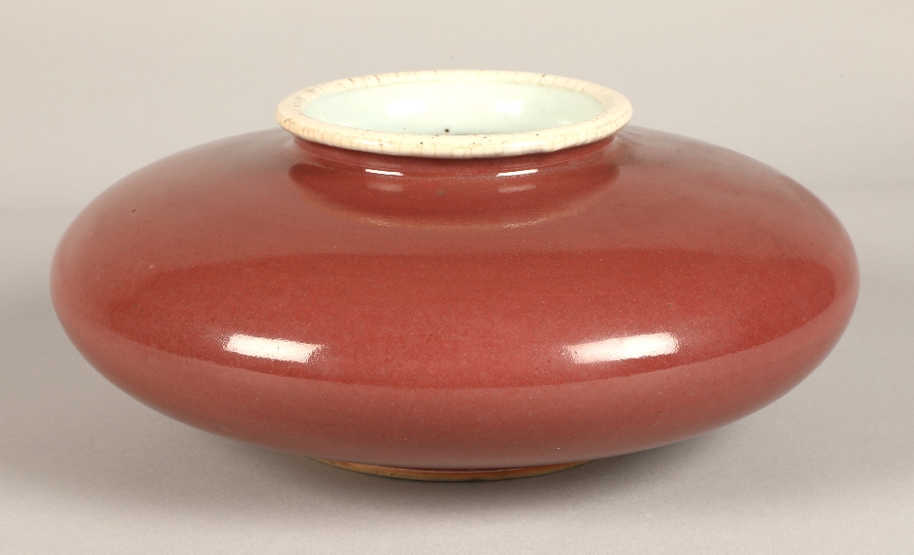 Chinese porcelain red squat vase on hardwood carved stand 10 cm high (not including stand). - Image 4 of 10