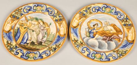 Pair of Italian maiolica wall pates, 21 cm diameter.