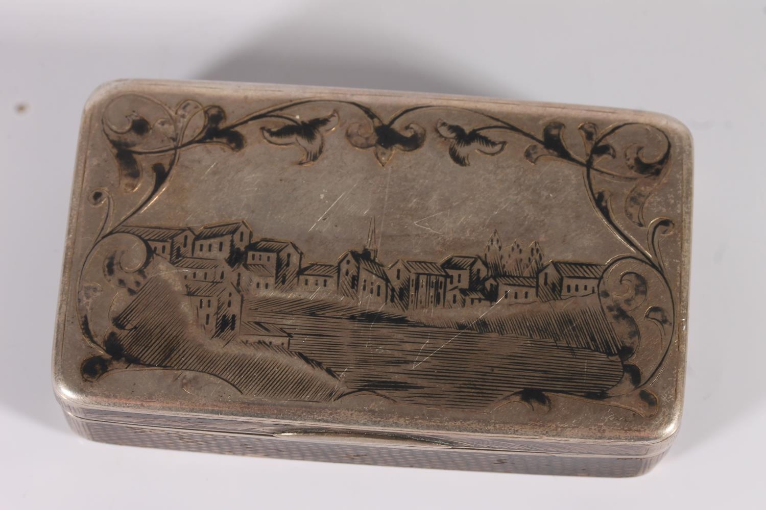 Russian 84 zolotnik grade silver niello snuff box decorated with town scene to both sides, marks - Image 2 of 4