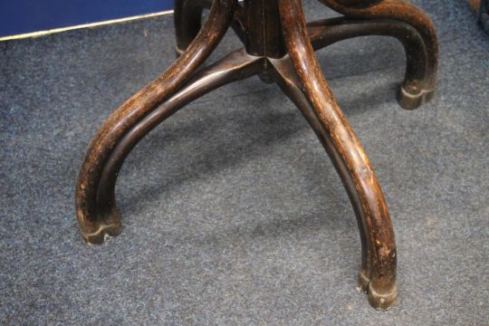 Early 20thC bentwood coat and hat stand, ribbed finial over shaped hooks, shaped column leading to - Image 5 of 5