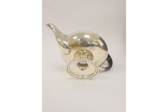 Silver tea pot with ebony surmount by John Round, Sheffield 1929. 628g - Image 3 of 5