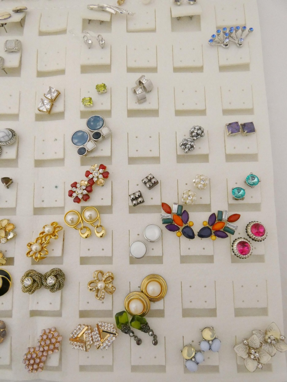 Collection of costume-related ladies' earrings and brooches to include luckenbooth and Indian- - Image 4 of 5