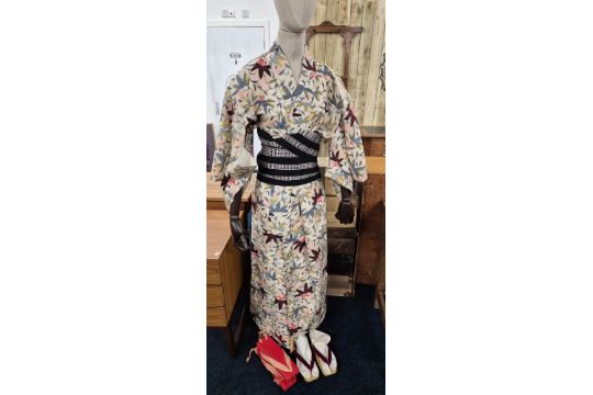 A vintage japanese yukata outfit; two pairs of Japanese yukata shoes & belt - Image 2 of 5