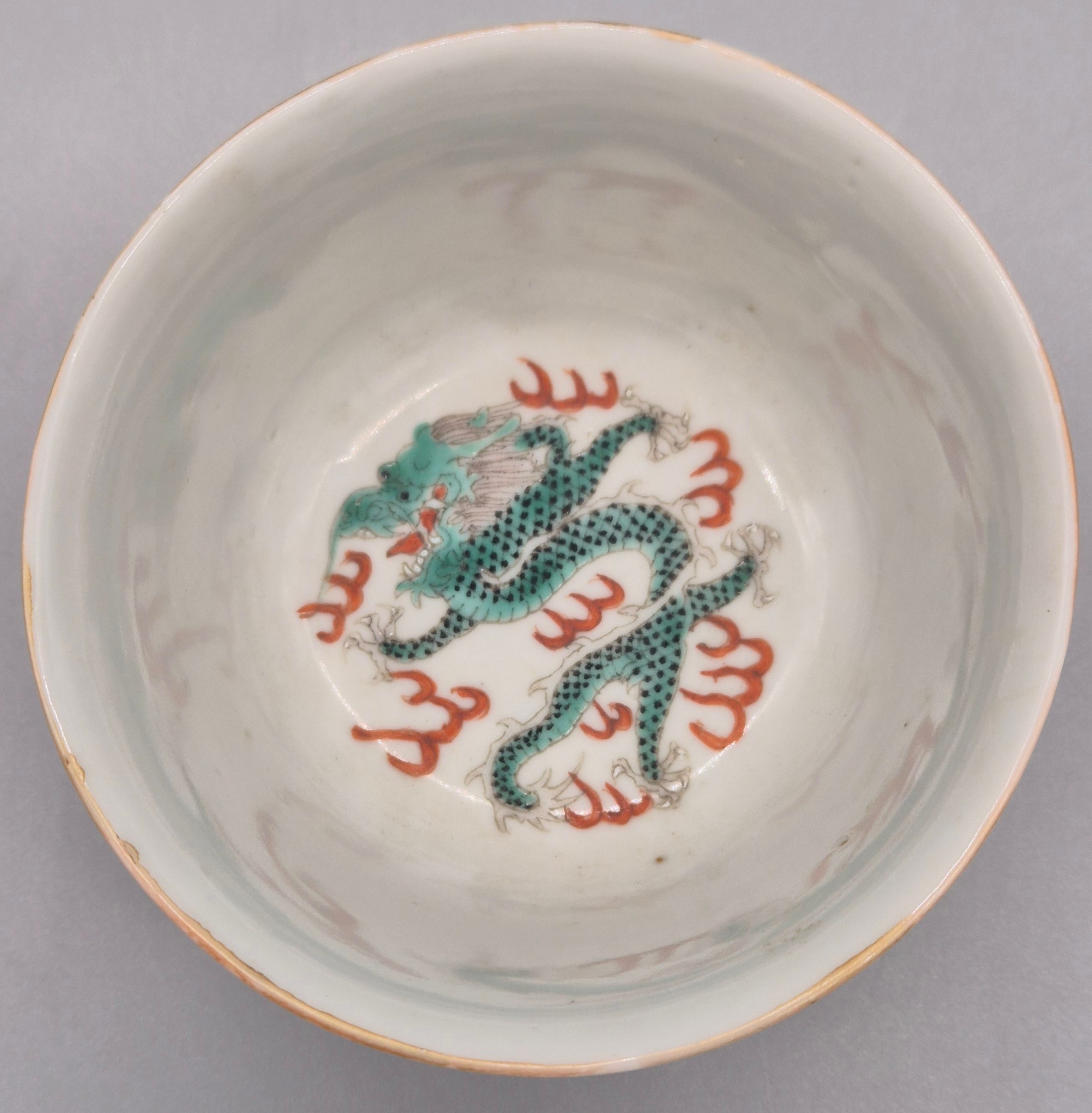 19th century Chinese hand painted dragon design drinking cup, showing four character signature to - Image 3 of 5