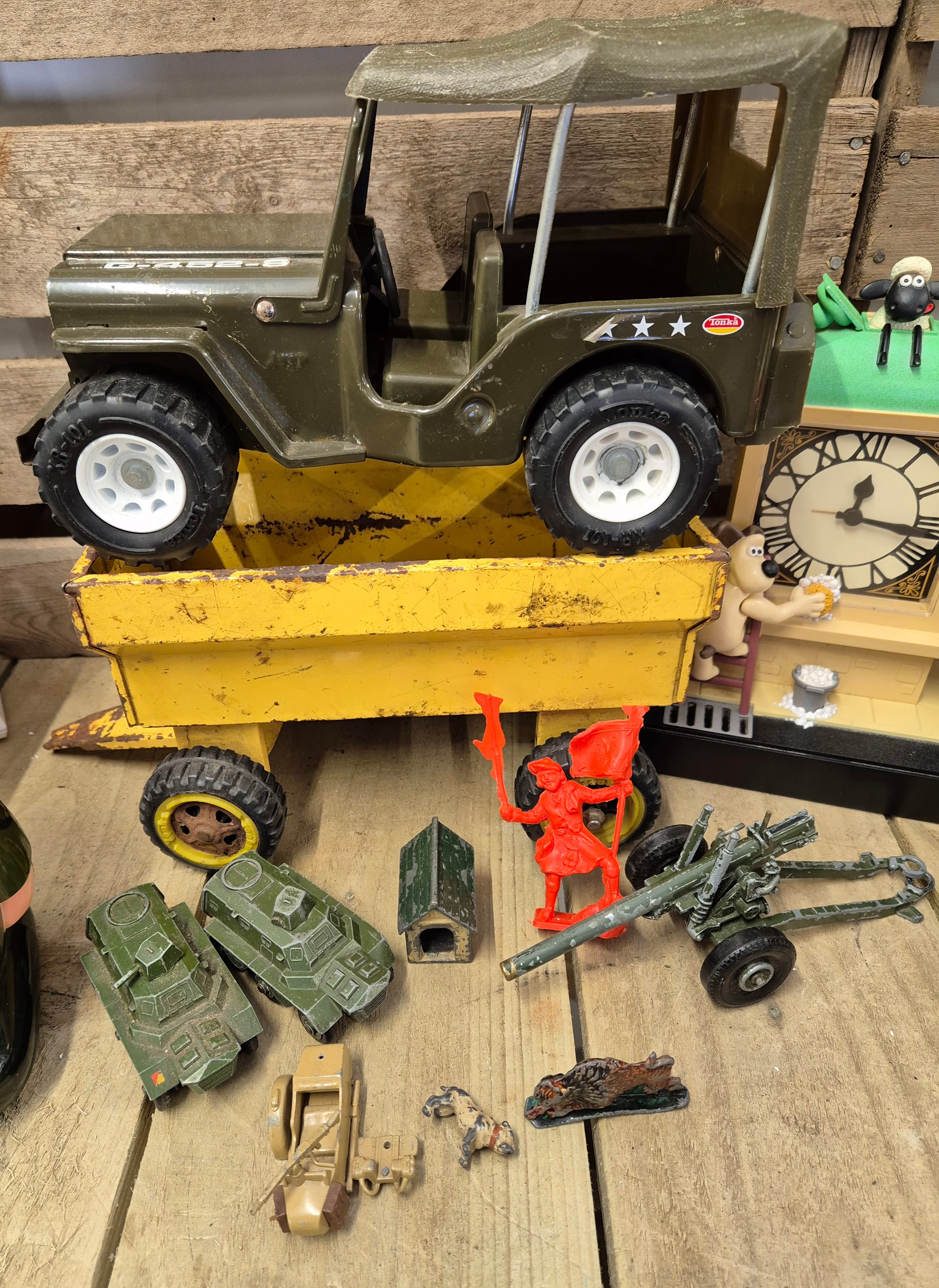 A selection of vintage toys; Tonka tractor & trailer, star wars R2D2, Sunko army bank, Wallace & - Image 5 of 7