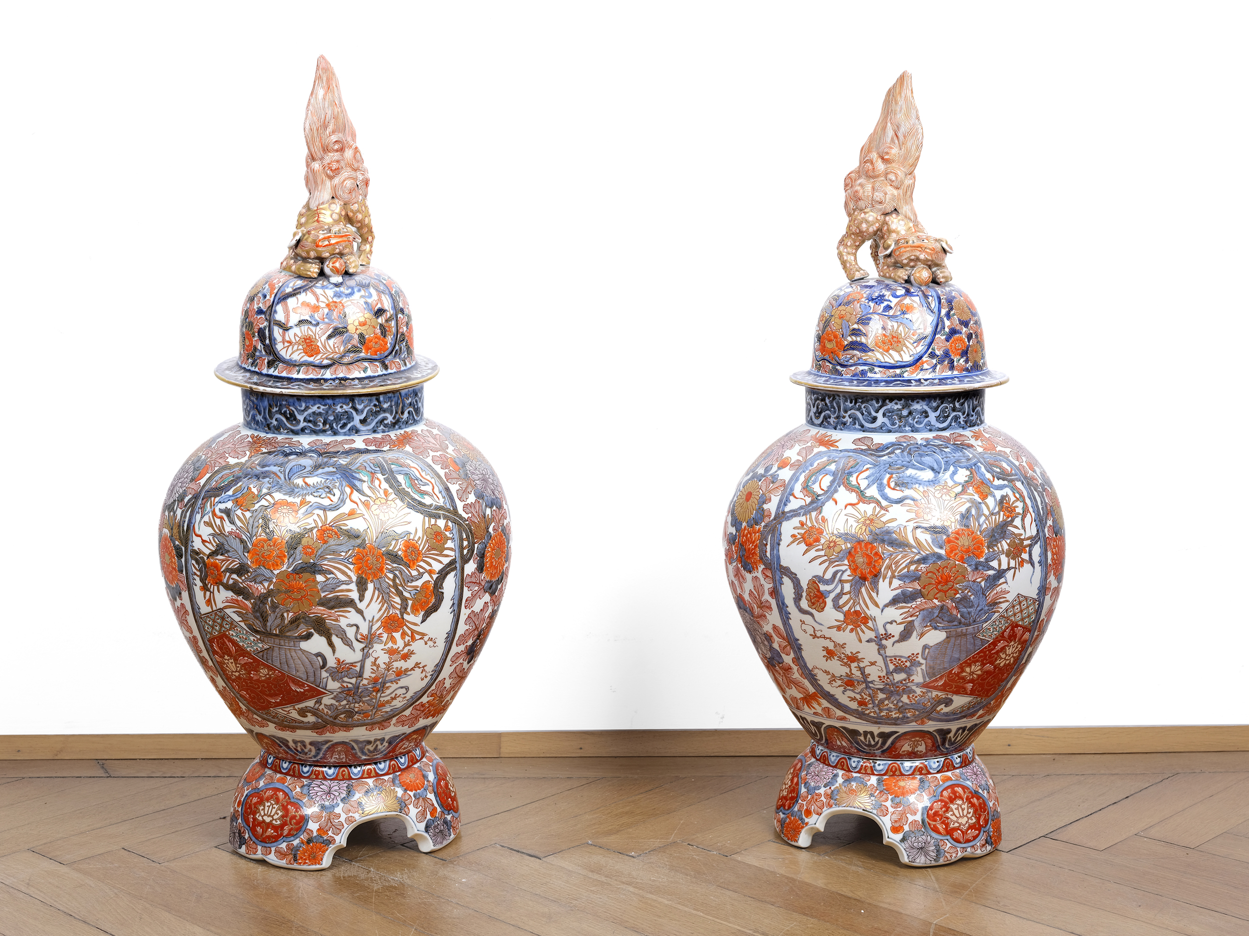 Pair of large Imari lidded vases, Japan, Meiji period, 1868-1912 - Image 2 of 3