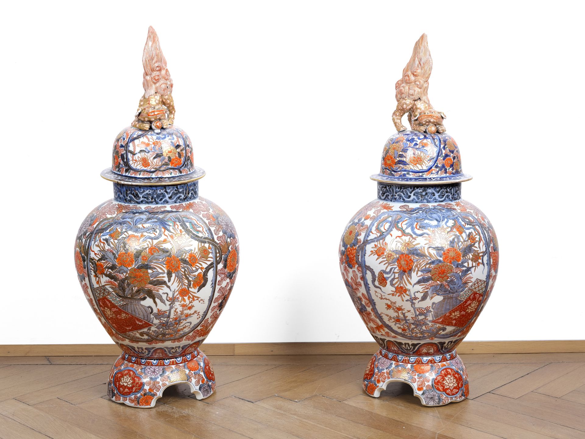 Pair of large Imari lidded vases, Japan, Meiji period, 1868-1912 - Image 2 of 3