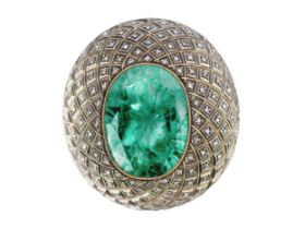 Anhänger, Fassung aus Edelmetall, besetzt mit kleinen Diamanten, mittig ein großer Smaragd