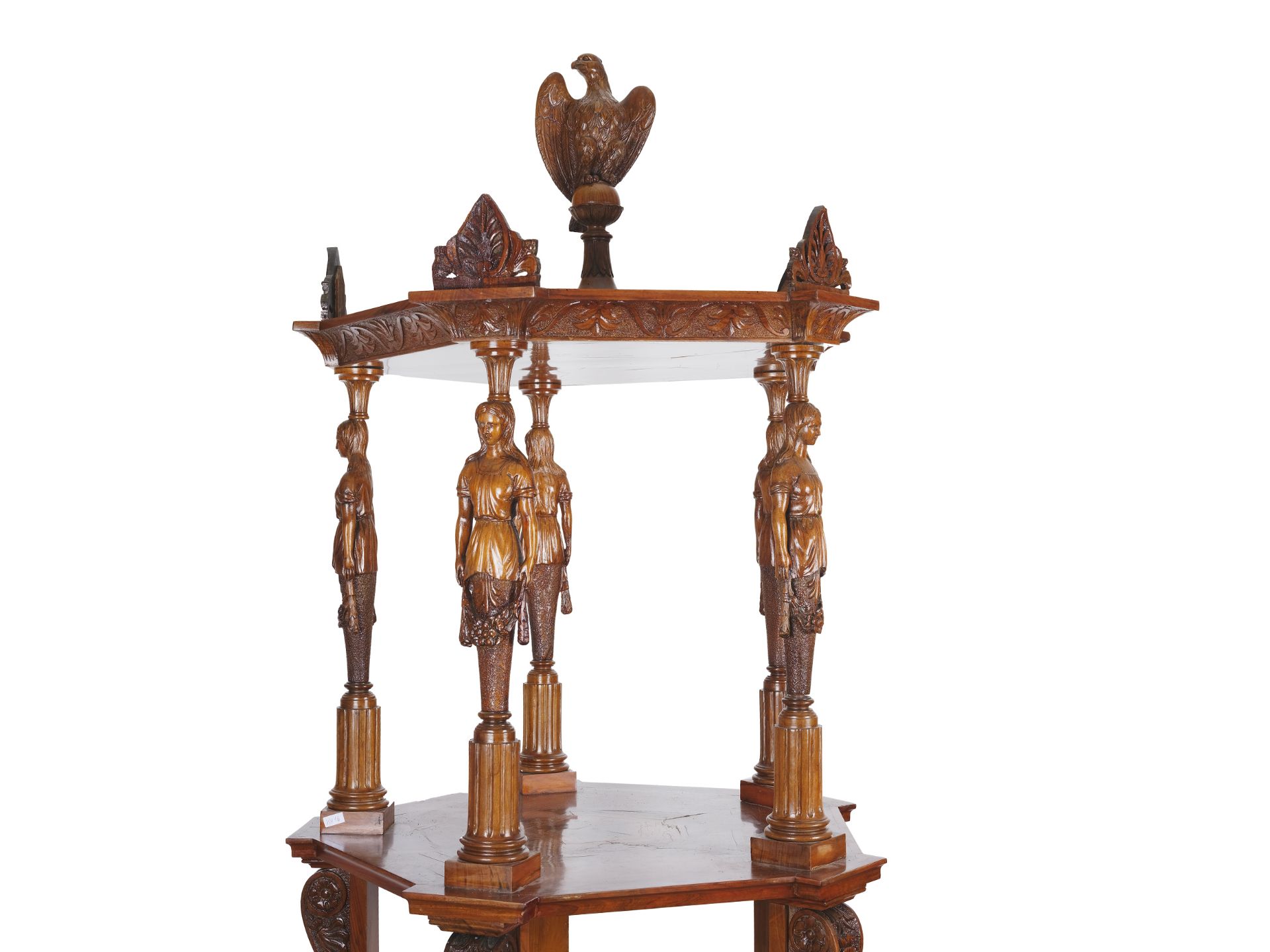 Biedermeier-Etagere, umlaufend geschnitzte Karyatiden
Beine in Form von Venusmuscheln
Bekrönung Adle - Bild 2 aus 3