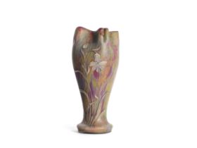 Vase mit Glockenblume im Relief, Jugendstil, um 1900