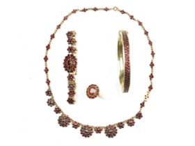 Mixed lot: 4 pieces of garnet jewellery