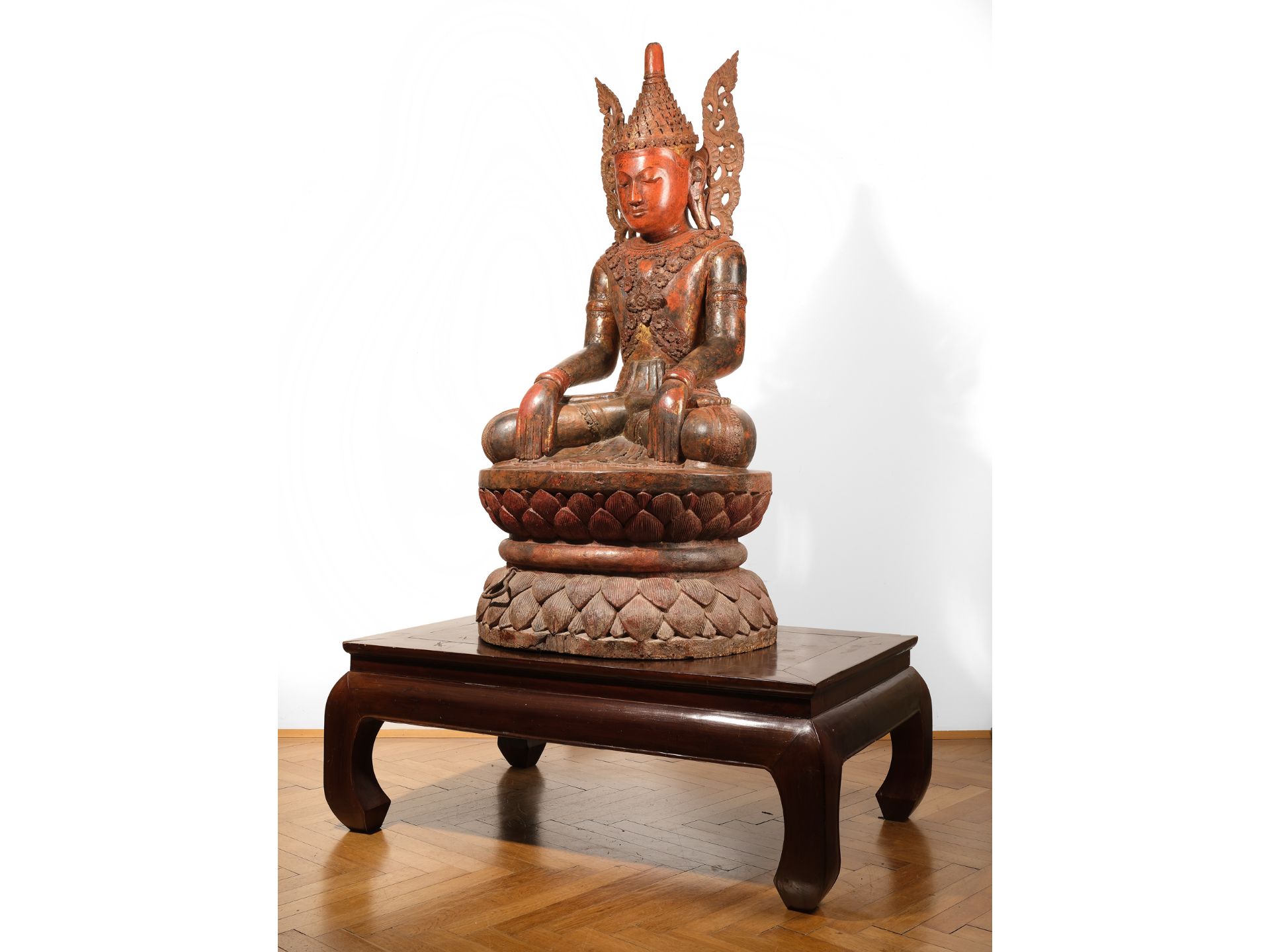 Large lacquered wooden Buddha, Myanmar (Burma), Shan, 17th-18th century - Image 2 of 9