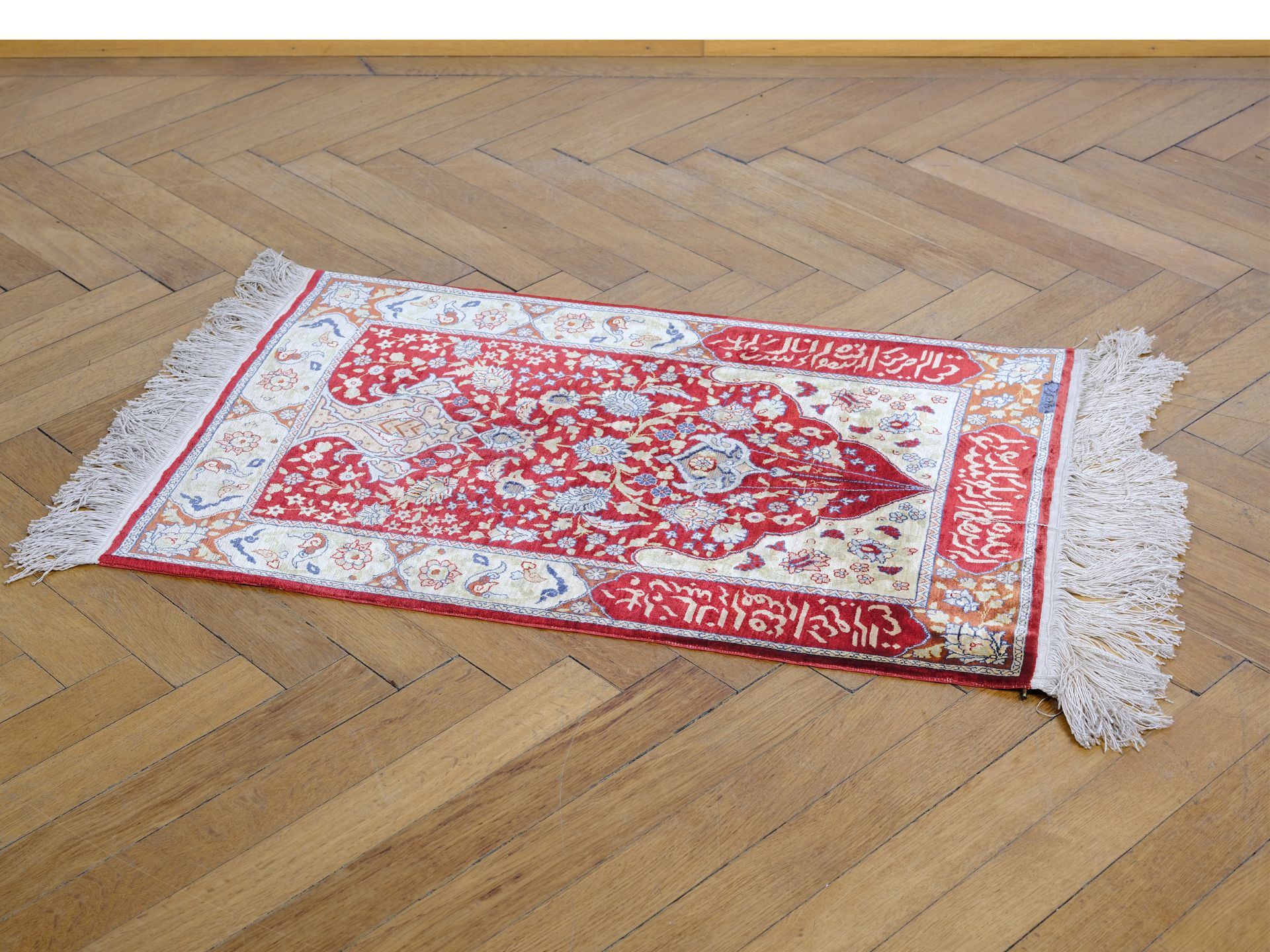 Orientalischer Teppich, umlaufend Schriftkartuschen 
