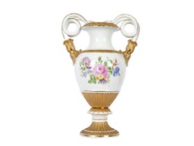 Vase mit Schlangenhenkeln und Blumendekor, Meissen