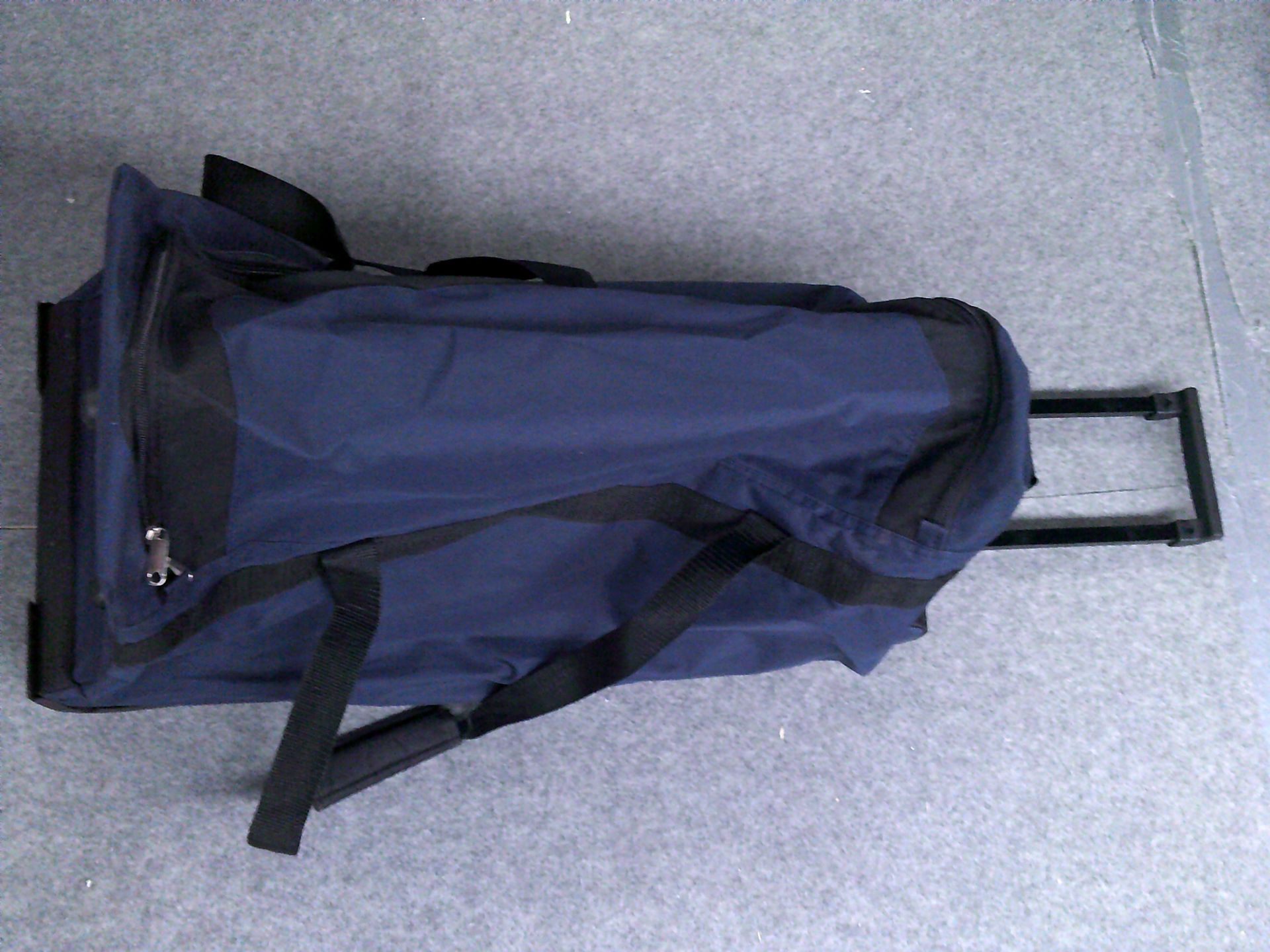 Traveling bag with handle and wheels (Delivery Band A)