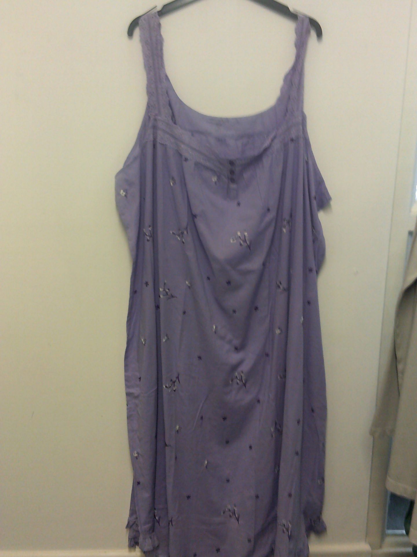 DREAMS & CO LADIES NIGHTIE WITH FLOWER DESIGN SIZE 30/32