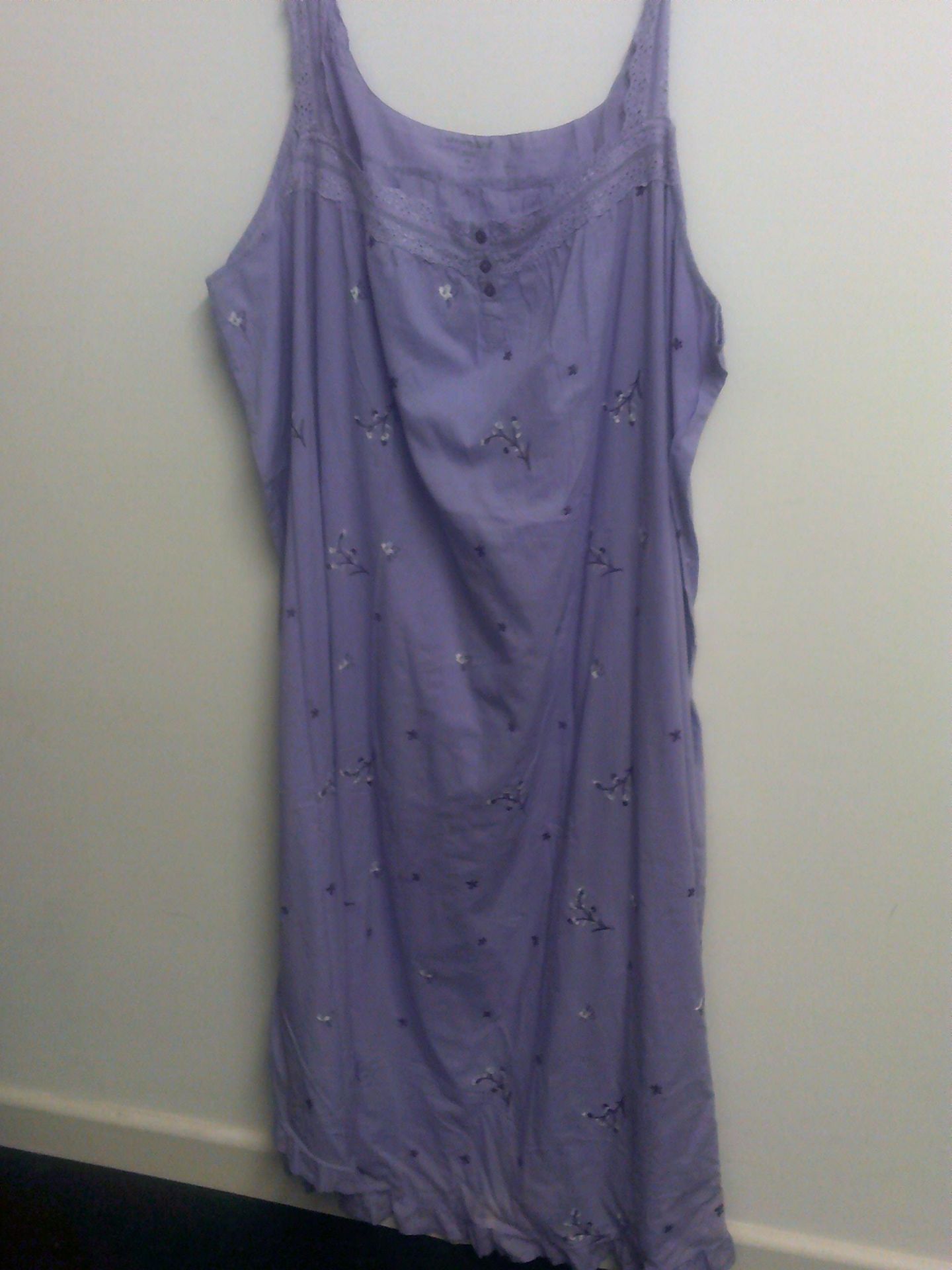 DREAMS & CO LADIES NIGHTIE WITH FLOWER DESIGN SIZE 30/32