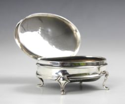 A George V silver jewellery box, Lee and Wigfull, Sheffield 1918, the shaped rim with domed hinged