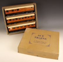 A set of three ACE Trains 0 gauge C/4 (LNER) coaches, numbered 62659, 1865 and 689, each 37cm