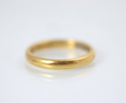 A 22ct yellow gold wedding band, stamped 'HG&S' Birmingham 1940, ring size N, 4.3gms